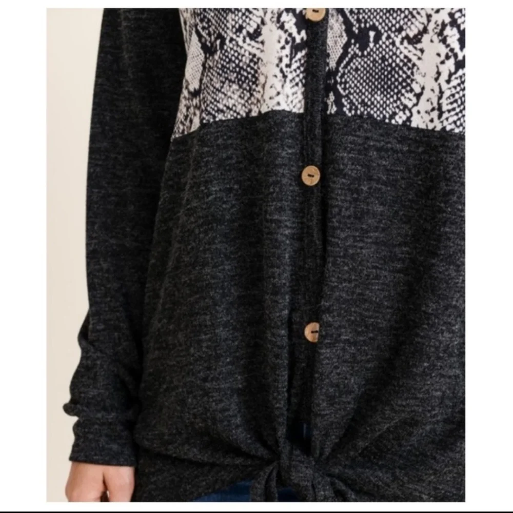 💜V-NECK SNAKE PRINT TOP-SWEATER. BUTTON FRONT-NEW - Picture 6 of 6
